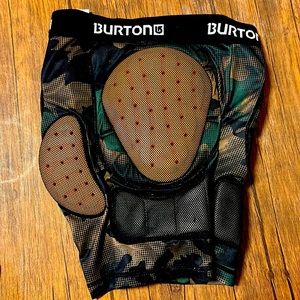 Burton D30 total impact shorts camo